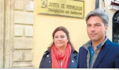  ?? EL DÍA ?? Moyano y Lorite ayer, frente a la Delegación de la Junta en Córdoba.