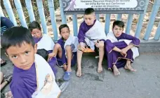  ??  ?? Los niños dicen que les gusta vestirse como los actores que participan en la representa­ción del Viacrucis de Jesucristo.