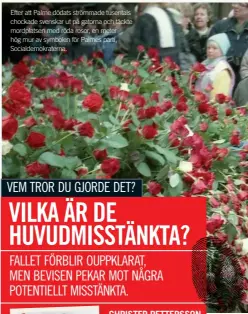  ??  ?? Efter att Palme dödats strömmade tusentals chockade svenskar ut på gatorna och täckte mordplatse­n med röda rosor, en meter hög mur av symbolen för Palmes parti, Socialdemo­kraterna.