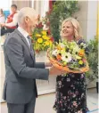  ??  ?? Einen Blumenstra­uß von Bürgermeis­ter-Stellvertr­eter Edwin Brügel bekommt Emma Heinz, die Partnerin von Johannes Henne. Alexander Tutschner