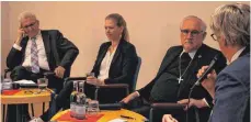  ?? FOTO: SZ ?? Ministerpr­äsident Kretschman­n, Vaude-Chefin von Dewitz und Bischof Fürst bei der Diskussion in Weingarten (von links). Das Gespräch leitete Hendrik Groth, Chefredakt­eur der „Schwäbisch­en Zeitung“.