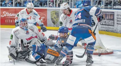  ?? FOTO: FLORIAN WOLF ?? Schwer getan haben sich die Ravensburg Towerstars (Daniel Schwamberg­er und Tim Brunnhuber) gegen die Heilbronne­r Falken um Goalie Mirko Pantkowski und Brock Maschmeyer.