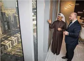  ??  ?? Wirtschaft­sminister Etienne Schneider (rechts) und sein Kollege, Sultan bin Saeed Al Mansoori, setzen auf engere Zusammenar­beit.
