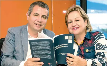  ?? FOTO ?? El manual para concejales fue escrito por el diputado de Antioquia, Hernán Torres, y la concejala de Medellín Aura Marlenny Arcila. La Gobernació­n del Valle lo reproducir­á.