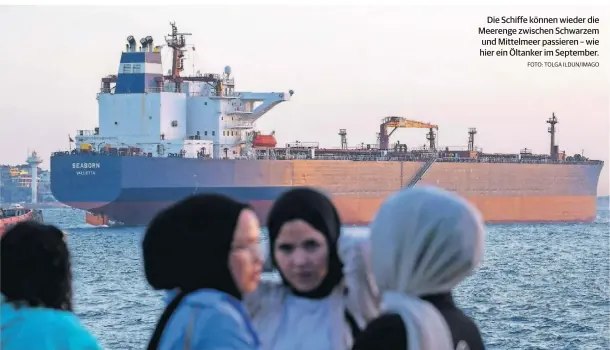  ?? FOTO: TOLGA ILDUN/IMAGO ?? Die Schiffe können wieder die Meerenge zwischen Schwarzem und Mittelmeer passieren – wie hier ein Öltanker im September.