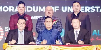  ?? ?? Lim (seated, left) in a commemorat­ion picture with James, Jenddy, Kevy, Abdul Mali and Kevin during the MoU signing.