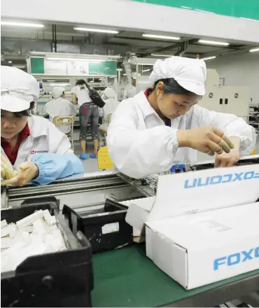  ?? Foto: dpa/Kin Cheung ?? Bald auch in den USA? Foxconn-Fabrik im chinesisch­en Shenzhen.