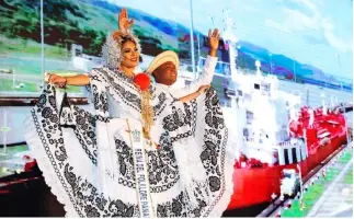  ?? Cnsphoto ?? 21 de noviembre de 2017. Una pareja panameña ejecuta un baile tradiciona­l durante la Conferenci­a de Promoción Turística de Panamá en el Hotel Shangri-La en Shanghai.