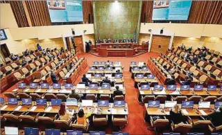  ??  ?? SANTIAGO.
El Congreso recibe presión de los ahorristas para liberar los fondos de pensiones.