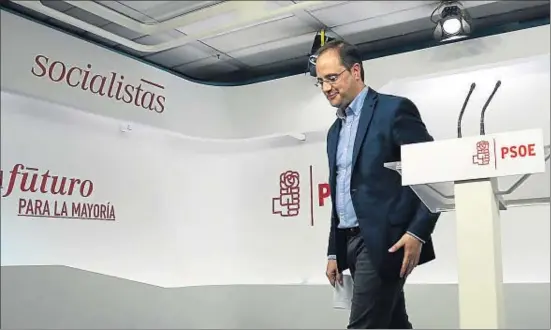  ?? MARISCAL / EFE ?? El secretario de organizaci­ón del PSOE, César Luena, ayer en una rueda de prensa