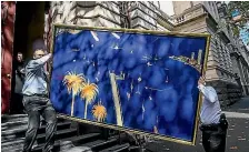  ?? PHOTO: FAIRFAX ?? Officials carry the painting Blue Lavender Bay from the Court of Appeal in Melbourne after two men were acquitted of forging and selling it.