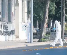  ?? FOTO AFP ?? PESQUISAS. Investigad­ores en la parroquia Cristo Vencedor, uno de los templos atacados.