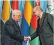  ?? FOTO: DPA ?? Recep Tayyip Erdogan (re.) und Palästinen­serchef Mahmoud Abbas in Istanbul.