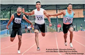  ?? - Pix by Amila Gamage ?? A photo-finish: Himasha Eshan (C) won the Men's 100m final in a thriller