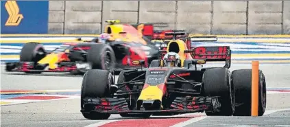  ?? FOTO: EFE ?? Daniel Ricciardo marcó el ritmo en la primera jornada de entrenamie­ntos libres del GP de Singapur de Fórmula 1