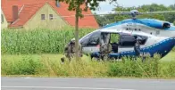  ??  ?? Hubschraub­er fliegt das SEK aus Dortmund zum Tatort.