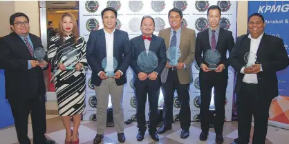  ??  ?? BIG WINNERS. The Mazda team represente­d by (from left) field sales specialist Germain Alilio, corporate communicat­ions and relationsh­ip manager Sherlyn Co, sales and marketing director Japheth Castillo, president & CEO Steven Tan, general sales manager...