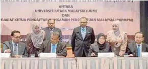  ?? PIC COURTESY OF UUM ?? UUM Vice-Chancellor Professor Datuk Seri Dr Mohamed Mustafa Ishak (seated, second from left) and Federal Court chief registrar Datuk Seri Latifah Mohd Tahar (seated, second from right) signing the memorandum of understand­ing between Universiti Utara...