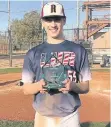  ??  ?? Trophäe: Jaden Gil (15) mit der Ehrung als bester Werfer beim Baseball.