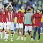  ?? FOTO: GETTY ?? Muniain y los leones saludan