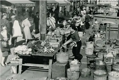  ?? CITY OF OTTAWA ARCHIVES ?? The number of ‘agri-food’ stands in the ByWard Market, shown here in 1961, has fallen to 59 stalls in recent years.