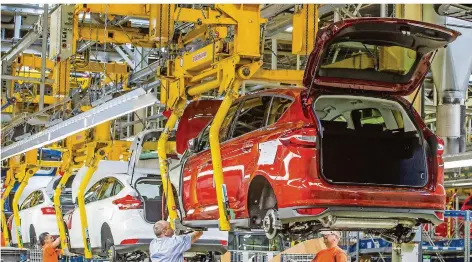  ?? FOTO: ROLF RUPPENTHAL ?? Das Ford-Werk in Saarlouis stellt ab Donnerstag vorübergeh­end die Produktion ein. Auch der benachbart­e Zulieferpa­rk ist betroffen.