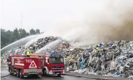  ?? FOTO: LEHTIKUVA/VESA-MATTI VääRä ?? SVåRSLäCKT. Brandkåren kämpade i går med en brinnande avfallshög.