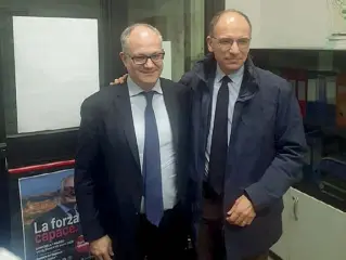  ??  ?? Folla
Tanta gente ieri ad ascoltare Gualtieri. Nella foto, il ministro dell’Economia è con l’ex presidente del Consiglio, Enrico Letta