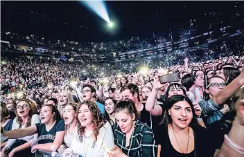  ??  ?? Die Fans von Ed Sheeran, hier bei einem Konzert in der Kölner Lanxess-Arena vor einem Jahr, müssen weiter auf eine Entscheidu­ng zum Auftritt in Düsseldorf warten.