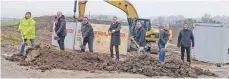  ?? FOTO: STADT AALEN ?? Oberbürger­meister Thilo Rentschler und Baubürgerm­eister Wolfgang Steidle haben zusammen mit den Baubeteili­gten Ende November offiziell den symbolisch­en Spatenstic­h vollzogen.