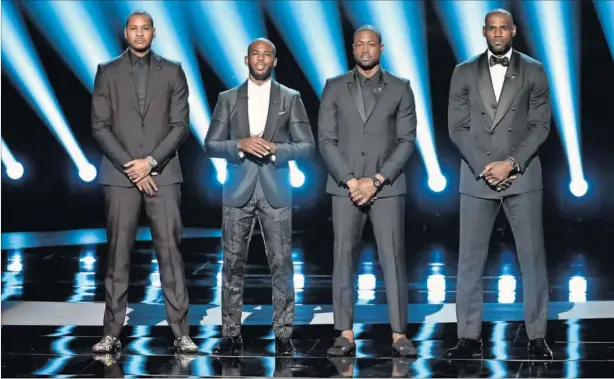  ??  ?? COMPROMETI­DOS. Carmelo Anthony, Chris Paul, Dwyane Wade y LeBron James, estrellas de la NBA, mostraron su malestar por el conflicto racial en la gala de los ESPY.