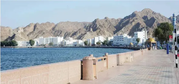  ?? PHOTO BY KHALFAN AL RUZAIKI ?? A deserted walkway in Muttrah during the weekend.