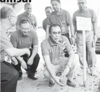  ??  ?? LEN menanam anak pokok spesies jambu laut sebagai simbolik perasmian sambutan Hari Tanah Lembap Sedunia Peringkat Negeri di Telaga Air dekat Kuching, semalam.