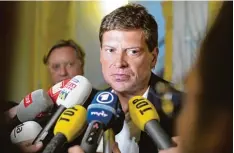  ?? Fotos: Eddy Risch, Gian Ehrenzelle­r, dpa ?? 1997 fuhr Jan Ullrich im Gelben Trikot des Tour de France Führenden seinem größ ten Triumph entgegen. 2017 stand er in der Schweiz vor Gericht, weil er einen schwe ren Autounfall verursacht hatte.