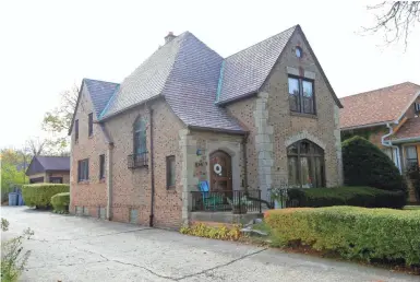  ?? SISTI, MILWAUKEE JOURNAL SENTINEL ?? Beth and Danny Massaro's two-story, 1919 Tudor home in Bay View sits across from Humboldt Park.