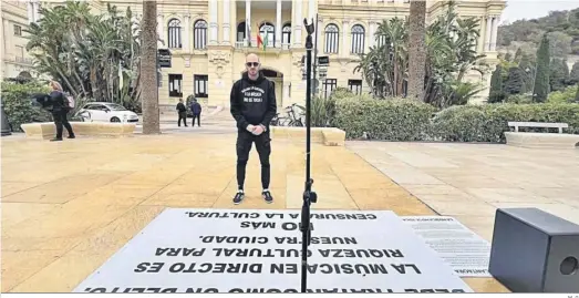  ?? M. G. ?? Mario Salazar, frente al Ayuntamien­to de Málaga.