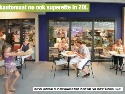  ?? Foto CN ?? Voor de superette is er een terrasje waar je ook iets kan eten of drinken.