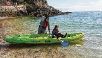  ?? Foto: Esmé Page ?? Hanan Wahani und ihre neunjährig­e Tochter Sara beim Kajak fahren in Cornwall.