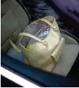  ?? Symbolfoto: Alexander Kaya ?? Aus einer Handtasche in einem Auto hat ein Dieb den Gelbeutel gestohlen.