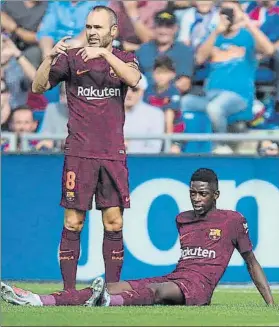  ?? FOTO: PERE PUNTÍ ?? Iniesta pide el cambio para Dembélé El francés se lesionó en el minuto 29