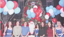  ??  ?? TRADICIÓN. Claudia Bueso, Iván Aguilar, Matilde Turcios, entre otros ejecutivos encendiero­n el árbol navideño en Altara.
