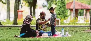 ?? PIC BY AZHAR RAMLI ?? In an ideal world, parents and children should be comfortabl­e talking to each other.