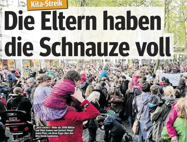  ??  ?? „ Jetzt reicht’s“: Mehr als 2000 Mütter und Väter kamen zum Gerhart- HauptmannP­latz, um ihren Ärger über den Kita-Streik kundzutun.