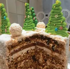  ??  ?? Bei Lisa wächst schon mal ein Wald auf der Torte mit leckerem Innenleben.