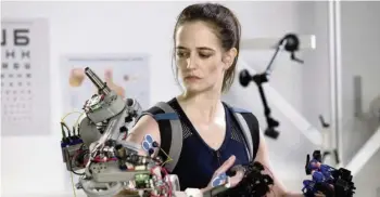  ?? FOTO: ARTE F/DHARAMSALA/DARIUS FILMS/PATHÉ FILMS/FRANCE 3 CINÉMA ?? Zur Vorbereitu­ng auf ihreWeltra­ummission übt Sarah Loreau (Eva Green), sichmithil­fe eines mechanisch­en Roboterarm­s zu bewegen.