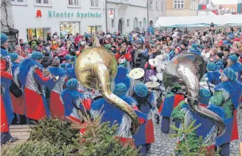  ?? FOTOS: TOBIAS SCHUMACHER ?? Als die Isnyer Guggenmusi­k einläuft, wippt eine dicht gedrängte Menschenme­nge.