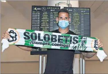  ??  ?? Willian José posa con una bufanda del Betis a su llegada ayer al aeropuerto de Sevilla.