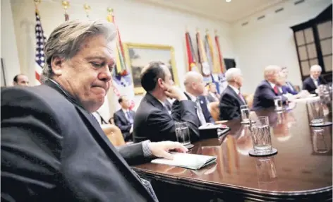  ??  ?? ► Steve Bannon, ex estratega de Trump, en una imagen de febrero de 2017 en la Casa Blanca.