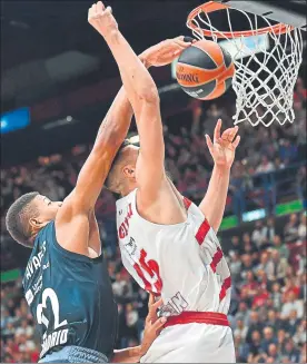  ?? FOTO: EFE ?? Walter Tavares, del Real Madrid, taponando a Kaleb Tarczewski, del Olimpia Milan