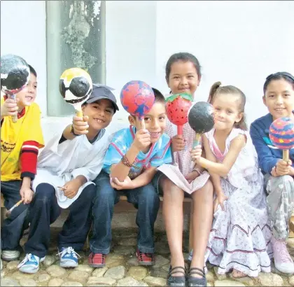  ??  ?? La BS llegó para ofrecer diversidad de materiales, actividade­s y servicios a los que los niños no tenían acceso en sus casas o escuelas ■ Fotos tomadas de la página de Facebook de la biblioteca